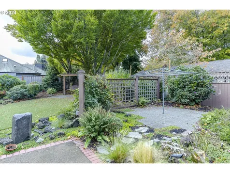 2074 Musket Street Eugene OR 97408
