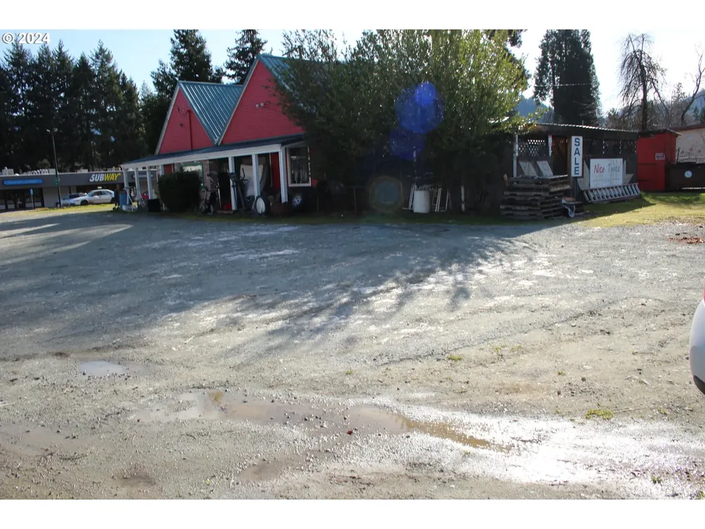 224 N Main Street Canyonville OR 97417