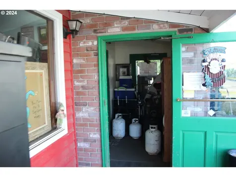 224 N Main Street Canyonville OR 97417