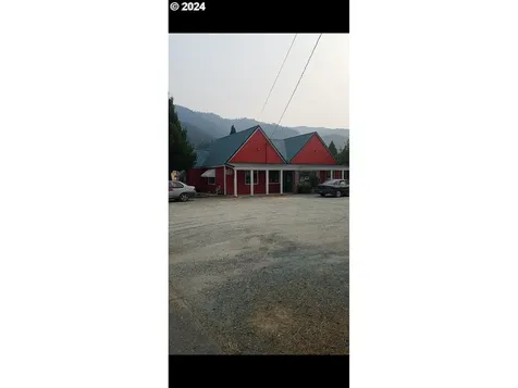 224 N Main Street Canyonville OR 97417