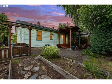 7723 SE Clay Street Portland OR 97215