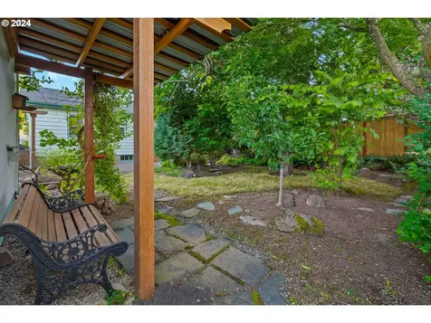 7723 SE Clay Street Portland OR 97215