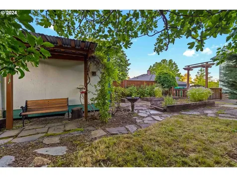7723 SE Clay Street Portland OR 97215