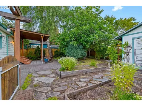 7723 SE Clay Street Portland OR 97215