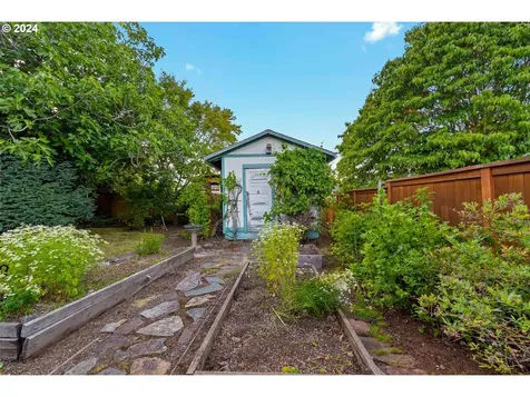 7723 SE Clay Street Portland OR 97215