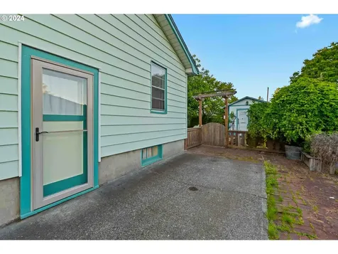 7723 SE Clay Street Portland OR 97215