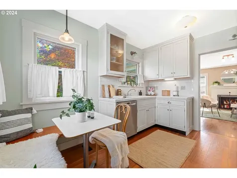 7723 SE Clay Street Portland OR 97215