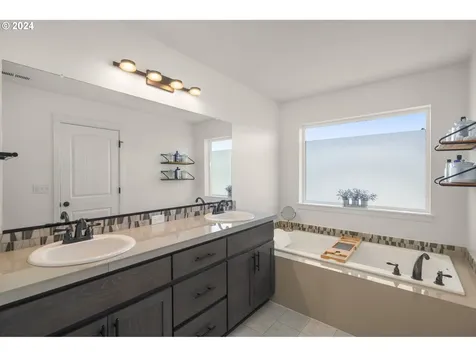 320 W Dixon Drive Newberg OR 97132