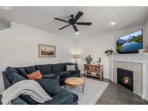 320 W Dixon Drive Newberg OR 97132