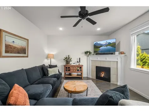 320 W Dixon Drive Newberg OR 97132