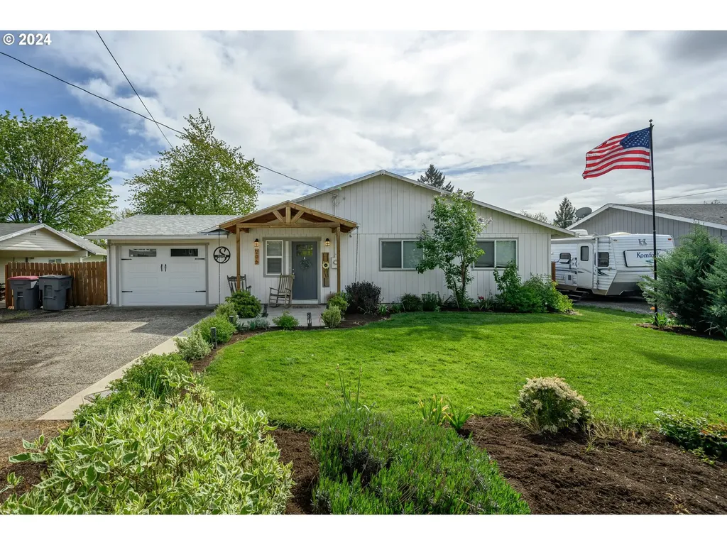 206 N 6th Street Carlton OR 97111
