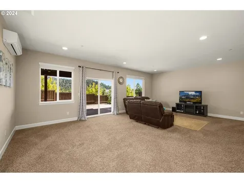 5762 Nw Primino Avenue Portland OR 97229