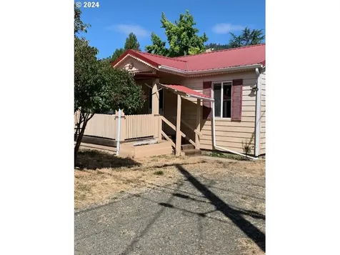865 Ne Bond Street Myrtle Creek OR 97457