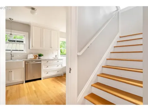 806 Ne Knott Street Portland OR 97212