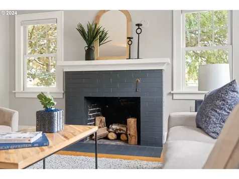 806 Ne Knott Street Portland OR 97212