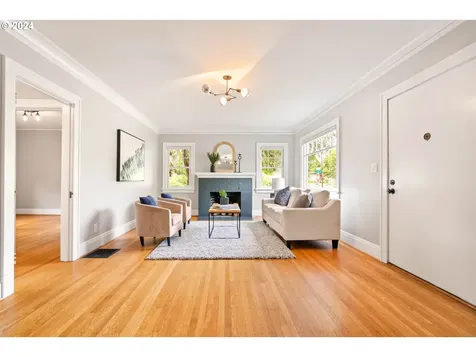 806 Ne Knott Street Portland OR 97212