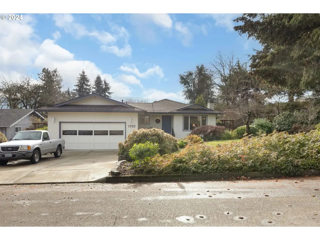 1953 NW Lamont Avenue Roseburg OR 97471