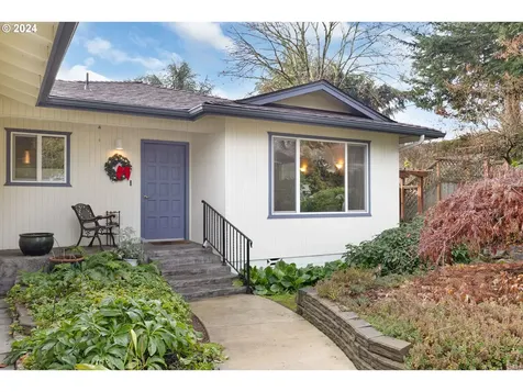 1953 NW Lamont Avenue Roseburg OR 97471