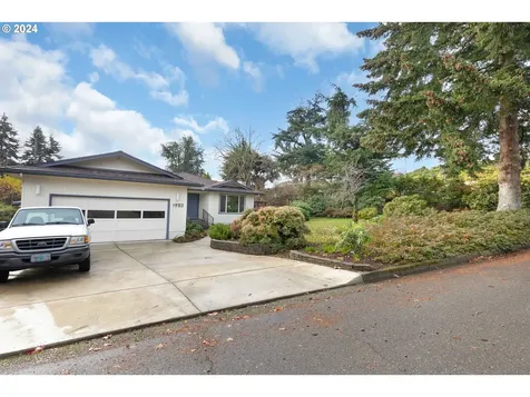 1953 NW Lamont Avenue Roseburg OR 97471