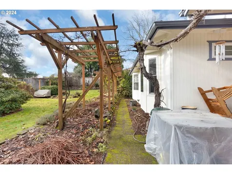 1953 NW Lamont Avenue Roseburg OR 97471