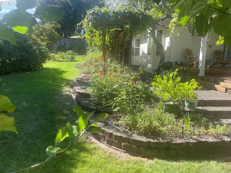 1953 NW Lamont Avenue Roseburg OR 97471