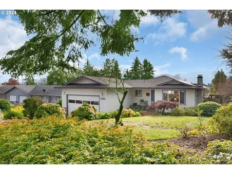 1953 NW Lamont Avenue Roseburg OR 97471