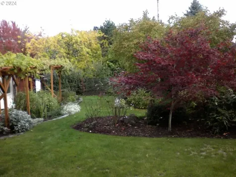1953 NW Lamont Avenue Roseburg OR 97471