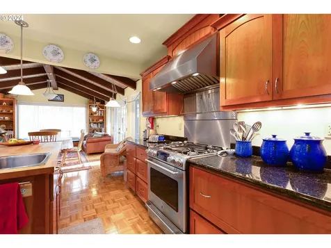 1953 NW Lamont Avenue Roseburg OR 97471