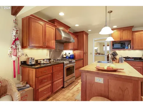 1953 NW Lamont Avenue Roseburg OR 97471