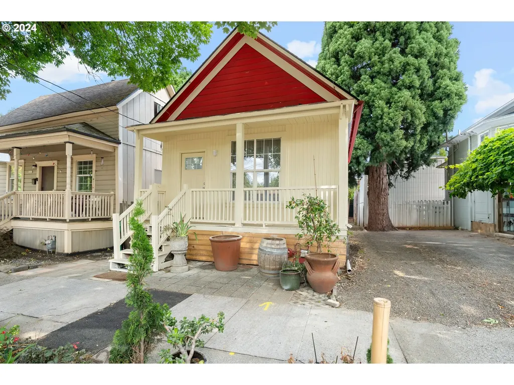 1607 SE Salmon Street Portland OR 97214