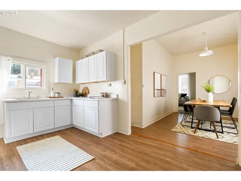 1607 SE Salmon Street Portland OR 97214