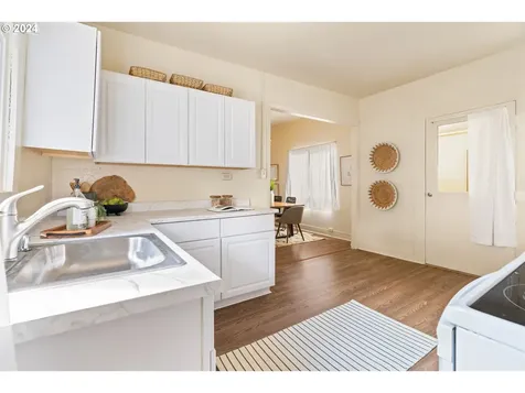 1607 SE Salmon Street Portland OR 97214