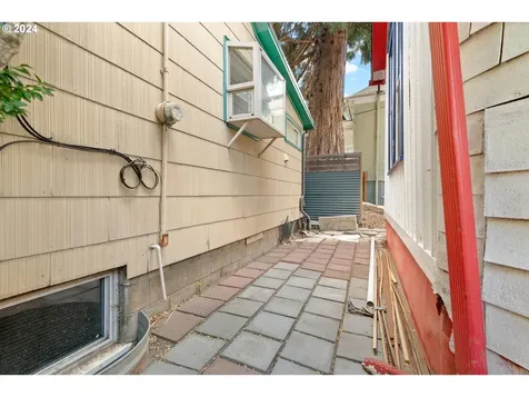 1607 SE Salmon Street Portland OR 97214