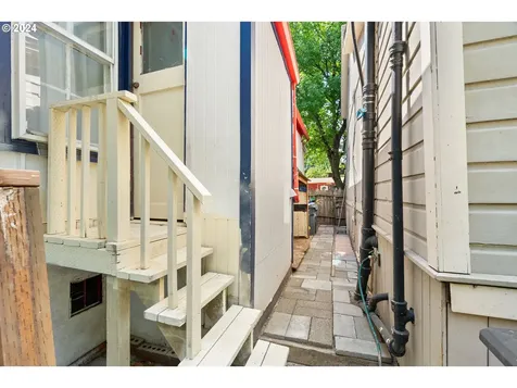 1607 SE Salmon Street Portland OR 97214