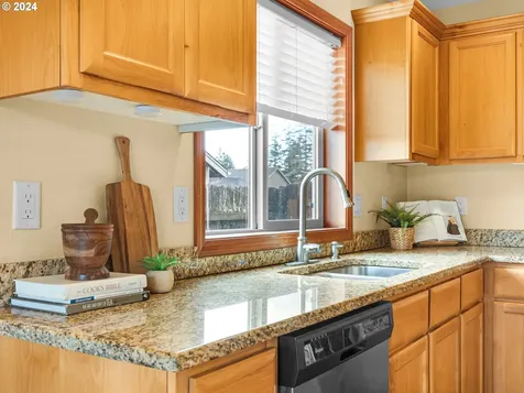 324 SW Kalmia Avenue Warrenton OR 97146