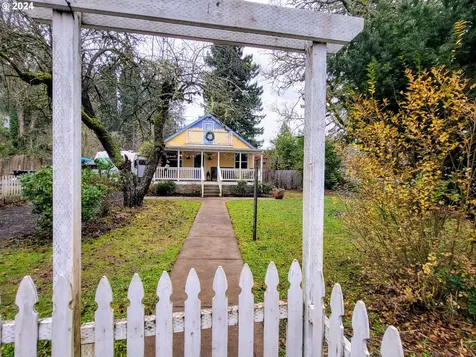693 N River Road Cottage Grove OR 97424
