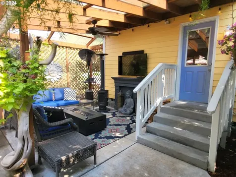 693 N River Road Cottage Grove OR 97424