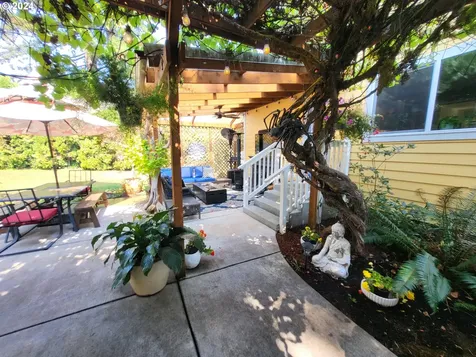 693 N River Road Cottage Grove OR 97424