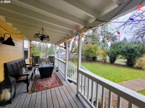 693 N River Road Cottage Grove OR 97424