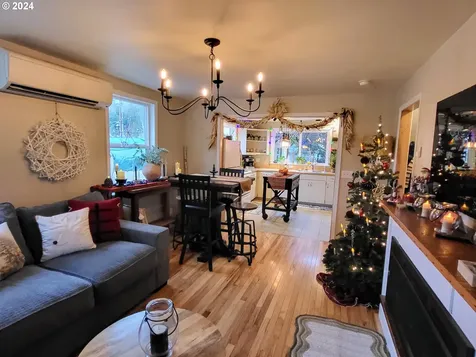 693 N River Road Cottage Grove OR 97424