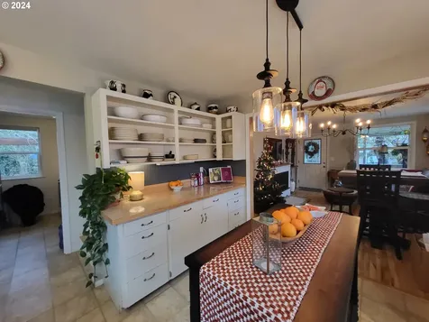 693 N River Road Cottage Grove OR 97424