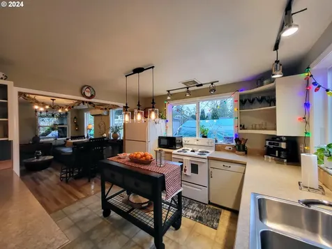 693 N River Road Cottage Grove OR 97424