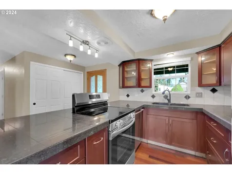 413 S 2nd Street Creswell OR 97426