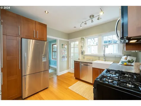 6124 Ne Cleveland Avenue Portland OR 97211