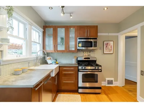 6124 Ne Cleveland Avenue Portland OR 97211