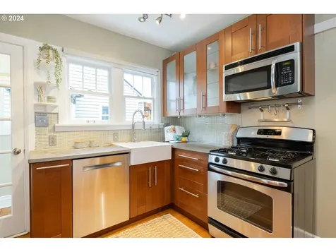 6124 Ne Cleveland Avenue Portland OR 97211