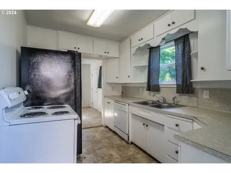 934 NW Hill Avenue Roseburg OR 97471