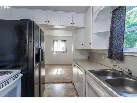 934 NW Hill Avenue Roseburg OR 97471
