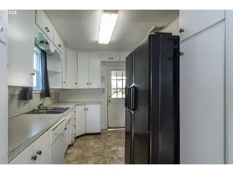 934 NW Hill Avenue Roseburg OR 97471