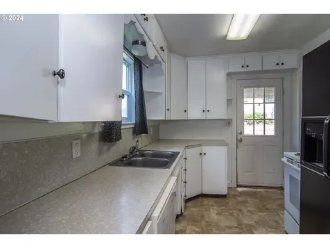 934 NW Hill Avenue Roseburg OR 97471
